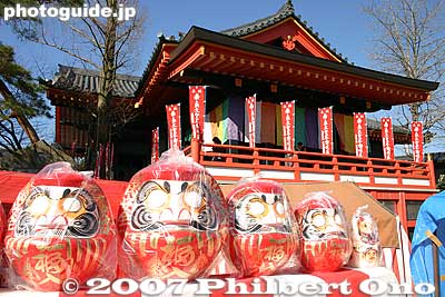 Daruma
Keywords: tokyo hino takahata fudoson kongoji Buddhist temple shingon-shu sect daruma-ichi fair doll