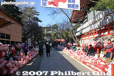 The path is lined with daruma doll vendors
Keywords: tokyo hino takahata fudoson kongoji Buddhist temple shingon-shu sect daruma-ichi fair doll