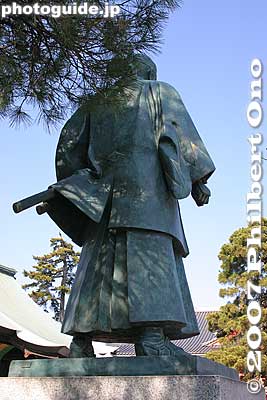 Rear view of Hijikata Toshizo statue
Keywords: tokyo hino takahata fudoson kongoji buddhist temple shinsengumi hijikata toshizo