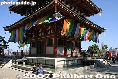 Base of pagoda
Keywords: tokyo hino takahata fudoson kongoji buddhist temple pagoda