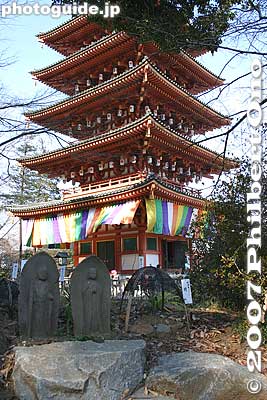 Jizo and pagoda
Keywords: tokyo hino takahata fudoson kongoji buddhist temple pagoda