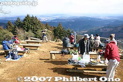 Benches for hikers who had lunch.
Keywords: tokyo hinode-machi town hinodemachi hinodeyama hinode-yama mt. mountain hiking forest trees