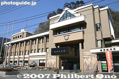 Hinohara Village Office. For a small village, this is a grand building. 檜原村役場
Keywords: tokyo hinohara-mura village hall office
