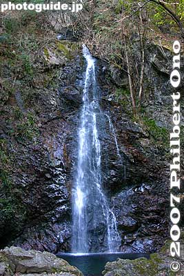 The waterfall is actually a series of four falls, only two of which can be seen.
Keywords: tokyo hinohara-mura village hossawa waterfall