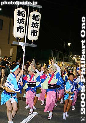 This is the dance area on the street leading to the train station. This is the Odo-ren troupe, one of Inagi's local Awa Odori dance troupes. 乙奴連
Keywords: tokyo inagi awa odori dance matsuri festival women dancers kimono