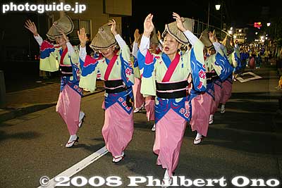 The children were followed by older women dancers. Odo-ren 乙奴連
Keywords: tokyo inagi awa odori dance matsuri festival women dancers kimono