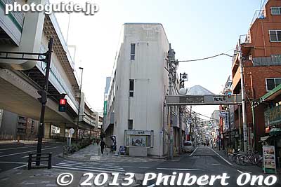 I walked from Shin-Itabashi Station to this entrance to Itabashi-shuku on the right. In the middle, they used to have the old Itabashi Police Station until 1933.
Keywords: tokyo itabashi-ku itabashi-juku post town nakasendo