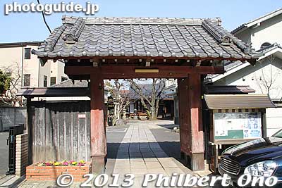 Another gate at Kanmyoji temple.
Keywords: tokyo itabashi-ku itabashi-juku post town nakasendo temple