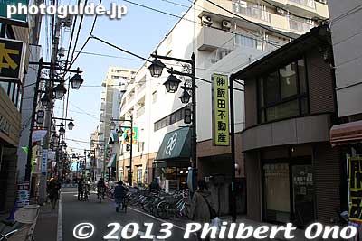 The brown building on the right was where Itabashi-shuku's Honjin was. (There's a sign and stone marker.) The Honjin was the special lodge for VIP travelers such as daimyo and emperors.
Keywords: tokyo itabashi-ku itabashi-shuku post town nakasendo