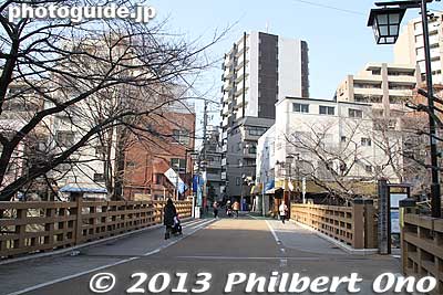 Itabashi Bridge goes over the Shakujii River. Itabashi-shuku (and Itabashi-ku Ward) got its name from this bridge. The first Itabashi Bridge was built during the Heian Period.
Keywords: tokyo itabashi-ku itabashi-shuku post town nakasendo bridge