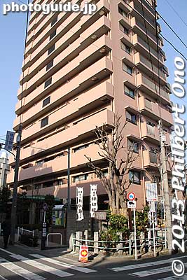 On a quiet street corner near the koban in Kami-shuku is the En-kiri enoki (縁切榎) which means, "Cutting-ties hackberry tree."
Keywords: tokyo itabashi-ku itabashi-shuku post town nakasendo