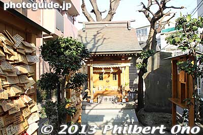 In the old days, people (especially newlyweds) avoided walking near this tree. The tree today is the third incarnation of the original one.
Keywords: tokyo itabashi-ku itabashi-shuku post town nakasendo