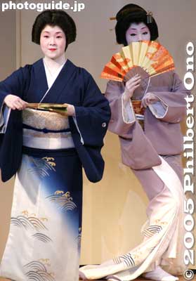 Notice that the kimono design shows waves.
Keywords: kagurazaka geisha, shinjuku, tokyo
