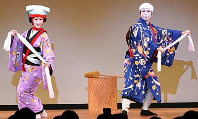 Chestnut Rice Cakes （栗餅）
The third number was called "Chestnut Mochi." Mochi is rice cake. They pound sticky rice to make it. Performed by two geisha. The one in blue is a male role.
Keywords: kagurazaka geisha, shinjuku, tokyo