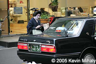 Geisha catching a taxi home
Photo by Kevin Mihaly.
Keywords: kagurazaka geisha, shinjuku, tokyo