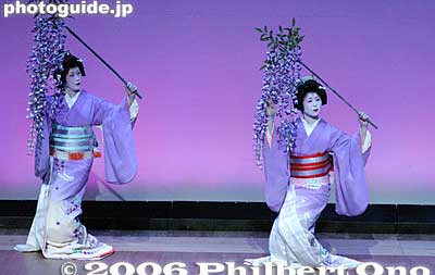 1. Fuji Murasaki (Purple Wisteria)
Keywords: tokyo kagurazaka geisha dance odori wisteria japangeisha