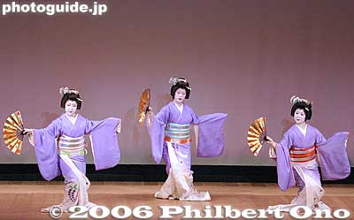 1. Fuji Murasaki (Purple Wisteria)
Keywords: tokyo kagurazaka geisha dance odori wisteria