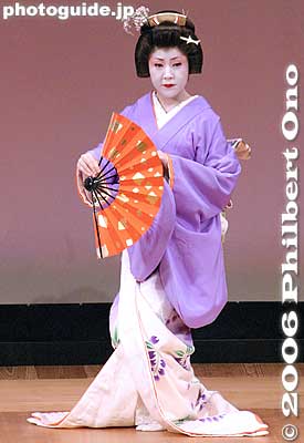 1. Fuji Murasaki (Purple Wisteria)
Keywords: tokyo kagurazaka geisha dance odori japangeisha