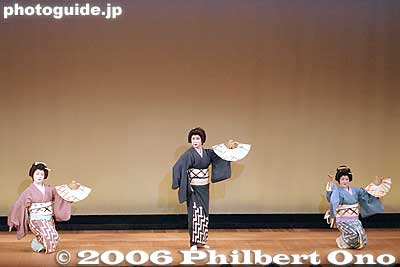 Edo Scenes: 3. Edo no Nigiwai (Liveliness of Edo) 江戸の賑わい
Dancers: 竜也、英子、万り
Keywords: tokyo kagurazaka geisha dance odori