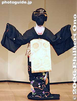 2. Hitozato ひと里
Keywords: tokyo kagurazaka geisha dance odori japangeisha