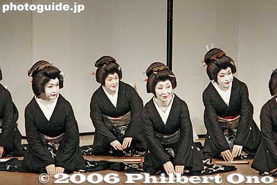 Facing the right in thanks...
Keywords: tokyo kagurazaka geisha dance odori