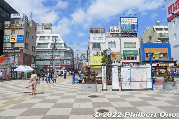 Shin-Koiwa has been transformed into a Moncchichi town. Go to JR Shin-Koiwa Station (JR Sobu Line) and see Moncchichi most everywhere. Outdoor sculptures, manholes, clock tower, escalator handrails, and bus station signs.モンチッチモニュメント
Keywords: tokyo katsushika shin-koiwa Monchicchi