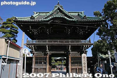 Toward the end of the shop-lined mall, you will see this Nitenmon Gate of the Shibamata Taishakuten Temple, formally known as Daikyoji. 二天門
Keywords: tokyo katsushika-ku ward shibamata taishakuten temple