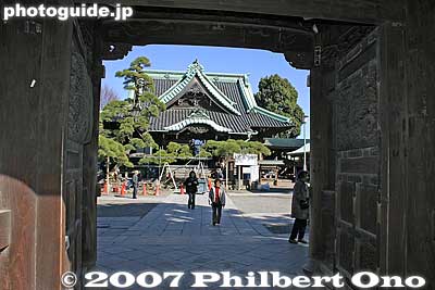 The Nitenmon Gate was completed in 1896 and features wooden statues of Zocho and Komoku, two of the four Devas which guard the four cardinal directions from demons.
Keywords: tokyo katsushika-ku ward shibamata taishakuten temple