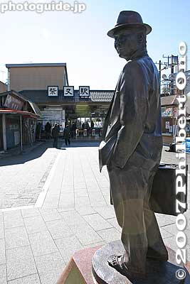 Statue of Tora-san in front of Shibamata Station. Posed like he's going to the station for another faraway trip...
Keywords: tokyo katsushika-ku ward shibamata tora-san atsumi kiyoshi otoko wa tsurai yo movie