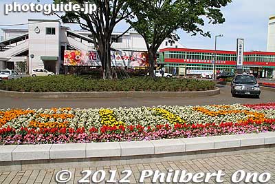 Kodaira is spelled out in hiragana in the flowers.
Keywords: tokyo kodaira station flowers seibu shinjuku line