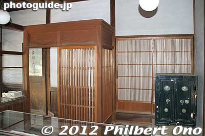 Telegram room on the left, vault on the right.  旧小平小川郵便局舎
Keywords: tokyo kodaira green road Kodaira Furusato-mura Village post office