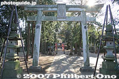 The first torii of Izumi Jinja Shrine 伊豆美神社, Komae's most popular shrine dedicated to the god of happiness.
People hoping for a good marriage partner also pray here. The shrine was first built in 889 near Tama River. After a river flood washed away the shrine, it was moved to its present location in 1552. Located in Naka-Izumi 3-21-8. About a 12-min. walk from Komae Station. 狛江市中和泉3-21-8
Keywords: tokyo komae shinto shrine izumi