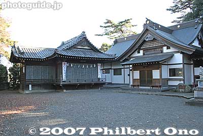 The shrine is northwest of Komae Station, in Naka-Izumi 3-21-8. About a 12-min. walk from Komae Station. 狛江市中和泉３－２１－８
Keywords: tokyo komae shinto shrine izumi