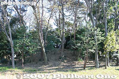 It's just a small hill 6 meters high, 38 meters diameter.
Keywords: tokyo komae tumulus tumuli tomb grave