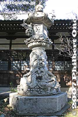 Carved stone lantern in front of Hondo
Keywords: tokyo komae buddhist temple senryuji soto-shu