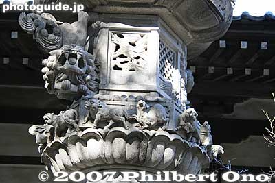 Carved stone lantern
Keywords: tokyo komae buddhist temple senryuji soto-shu