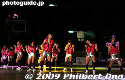 Pregame entertainment by the Tokyo Apache Dance Team (equivalent to cheerleaders). Unfortunately, pro basketball is still a minor sport in Japan. Few people klnow about the bj-league and the teams. Many people in Tokyo have never heard of Tokyo Apache.
Keywords: tokyo koto-ku ward ariake Colosseum Coliseum pro basketball game players tokyo apache