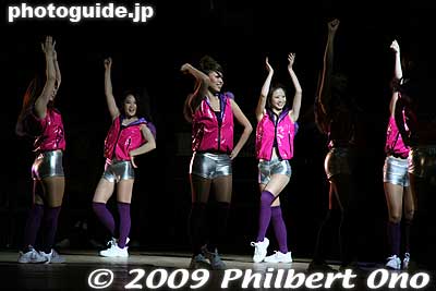 The Tokyo Apache Dance Team girls swirl around as the player passes through.
Keywords: tokyo koto-ku ward ariake Colosseum Coliseum pro basketball game players apache 