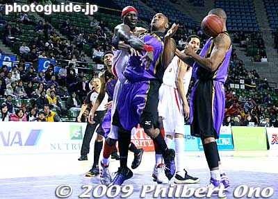 A foul by Babacar Camara led to a brief scuffle between him and John Humphrey. After some deliberation by the referees, both were expelled from the game.
Keywords: tokyo koto-ku ward ariake Colosseum Coliseum pro basketball game players apache toyama grouses 