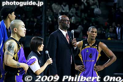 Head coach Joe Bryant speaks to the crowd at the end of the game.
Keywords: tokyo koto-ku ward ariake Colosseum Coliseum pro basketball game players apache