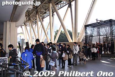 Fans entering Ariake Colosseum for the game between Tokyo Apache and Toyama Grouses on Dec. 28, 2008.
Keywords: tokyo koto-ku ward ariake Colosseum Coliseum pro basketball game players apache 