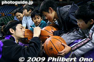 Signing autographs before the game.
Keywords: tokyo koto-ku ward ariake Colosseum Coliseum pro basketball game players apache 