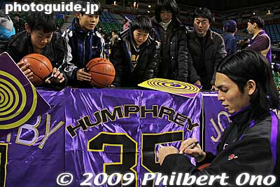 Masashi Joho signs autographs.
Keywords: tokyo koto-ku ward ariake Colosseum Coliseum pro basketball game players apache 