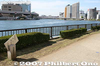 Haiku poem by Basho displayed along Sumida River
Keywords: tokyo koto-ku ward haiku poet basho matsuo museum