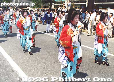 Tekomai geisha. They existed since the Edo Period. They served as side entertainment at festivals. They only sing traditional chant-like songs called kiyari. 手古舞
Keywords: tokyo koto-ku fukagawa hachiman matsuri festival tekomai geisha fukagawatekomai