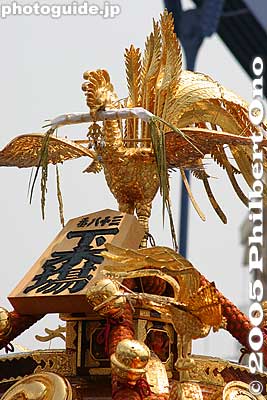 Phoenix atop a portable shrine.
Keywords: tokyo koto-ku fukagawa hachiman matsuri festival mikoshi portable shrine phoenix