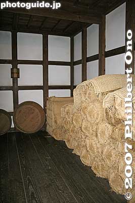 Bales of rice inside the rice storehouse.
Keywords: tokyo koto-ku fukagawa-edo museum architecture