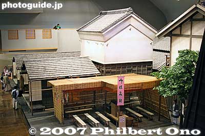 In front of the fire watchtower is this open area designed as a fire break to prevent any fires from spreading further. It is also a gathering place with food stalls.
Keywords: tokyo koto-ku fukagawa-edo museum architecture