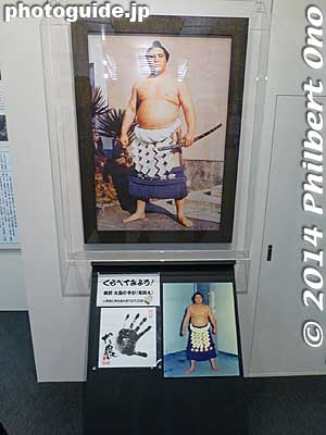 Portrait of Yokozuna Taiho and his handprint.
Keywords: tokyo koto-ku fukagawa-edo museum