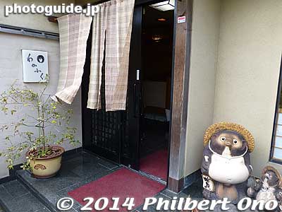 Tanuki welcomes customers to a restaurant in Kameido Tenjin Shrine.
Keywords: tokyo koto-ku Kameido tenjin Tenmangu Shrine